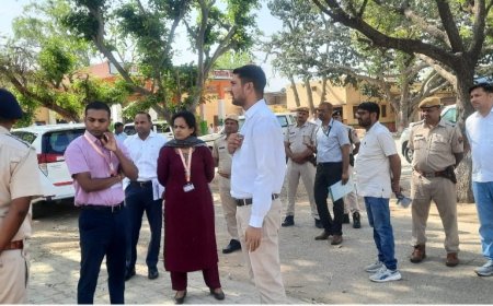 केंद्रीय सामान्य पर्यवेक्षक  एवं व्यय पर्यवेक्षक  ने किया महुवा विधानसभा क्षेत्र के  मतदान केंद्रों का किया संयुक्त निरीक्षण