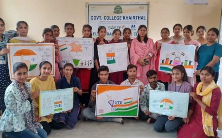 मतदान जागरूकता के लिए स्वयंसेवकों ने बनाए पोस्टर