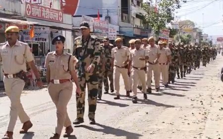 भयमुक्त वातावरण में मतदान को लेकर बी एस एफ जवानों के साथ निकाला फ्लैग मार्च