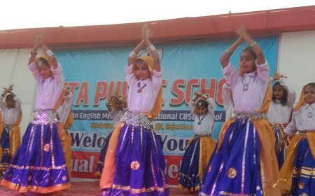 प्रतिभावान छात्र छात्राओं का भी हुआ सम्मान:नन्हे मुन्ने बच्चों ने दी सांस्कृतिक कार्यक्रम की प्रस्तुतियां