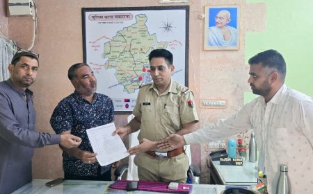 मनचलों की खैर नहीं, सदर बाजार व्यापारियों ने थानाधिकारी को सौपा ज्ञापन