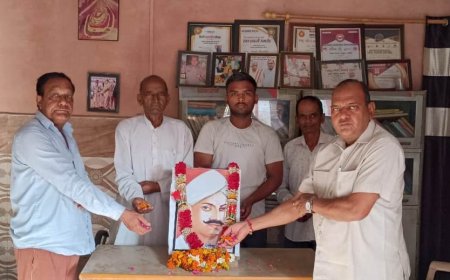 गुभाना के लोकहित पुस्तकालय में शहीद मंगल पांडे की पुण्यतिथि पर समिति सदस्यों ने पुष्प अर्पित करके किया नमन