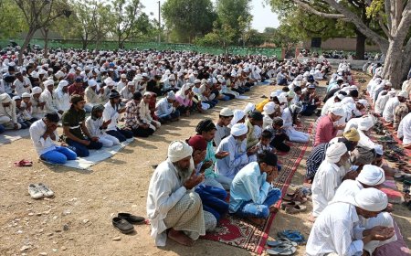 ईद पर खुदा की इबादत में एक साथ झूके हजारों सर