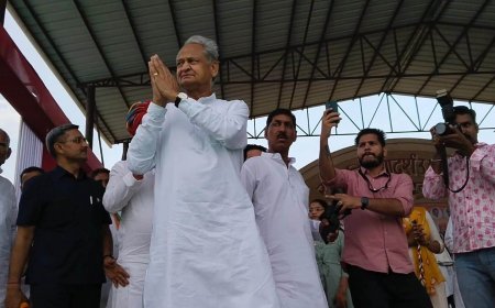 राजस्थान के पूर्व मुख्यमंत्री अशोक गहलोत ने झुंझुनू  में  सभा को किया संबोधित