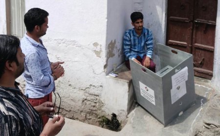 घर घर जाकर मतदाताओं से मतदान कराने का सिलसिला जारी