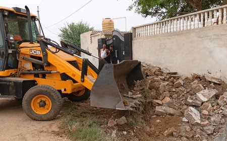 सार्वजनिक निर्माण विभाग का चला पीला पंजा, सड़क पर हो रहे अतिक्रमण को किया ध्वस्त , अतिक्रमियों में मची खलबली