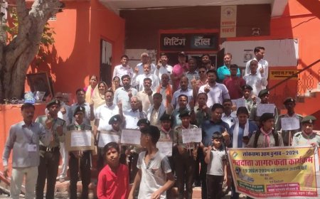 महुवा मे सतरंगी सप्ताह के तहत लाल कलर, लालच पर होगी चोट सोच समझ कर देंगे वोट थीम एवं हुआ बैन्ड वादन