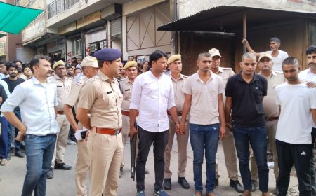 दिनदहाड़े डकैती करने वाले बदमाशों का पुलिस ने निकाला जुलूस:पुलिस अधिकारियों का किया सम्मान