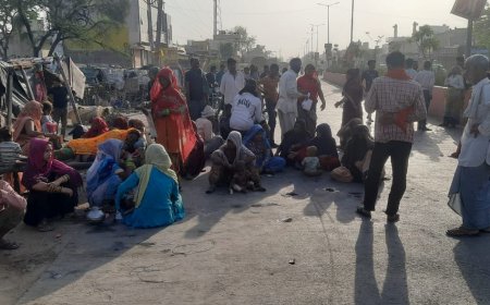 महुवा में बेकाबू कार ने  झोपड़ी में सो रहे 11 लोगों को कुचला, मुआवजे की मांग को लेकर परिजनों ने दिया धरना