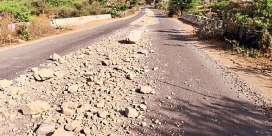ओवरलोड डम्पर से सड़क पर गिरे पत्थर:हादसो को निमंत्रण