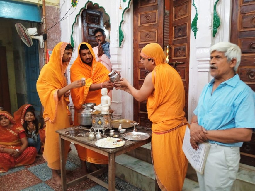 दिगंबर जैन मन्दिर महुवा से महावीर जयन्ती पर निकाली शोभा यात्रा