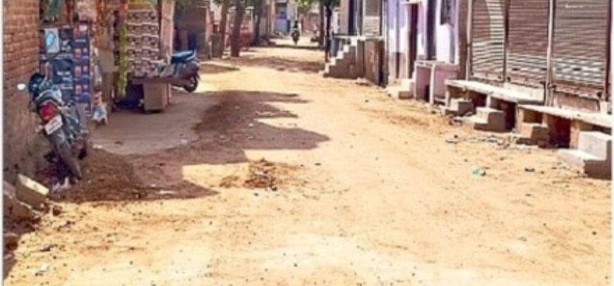 लापरवाही: सड़क बनाकर नहीं हटाई मिट्टी, आमजन परेशान