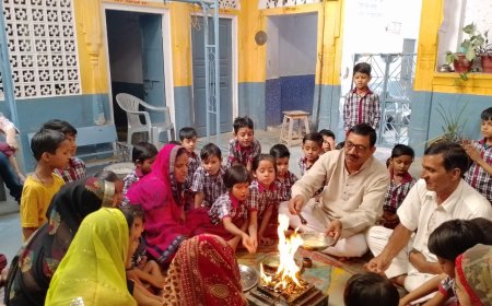 शिशु वाटिका विभाग में भैया बहनों ने हवन में दी आहुति:नए सत्र का हुआ आगाज