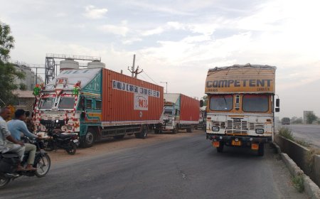 हाईवे किनारे खड़े ट्रकों के कारण कभी भी हो सकता है बड़ा हादसा,  प्रशासन बेखबर