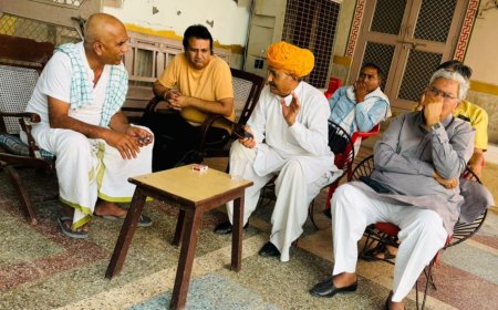 पूर्व विधायक विशंभर दयाल बोहरा की धर्मपत्नी महुवा सरपंच तारादेवी बोहरा के देहांत पर पूर्व मंत्री कन्हैयालाल मीणा विधायक राजेंद्र प्रधान परिवार को देने पहुंचे सांतवना