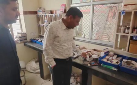 अस्पताल का निरीक्षण करने पहुंचे ADM, गर्मी में मरीजों की हालत देख पसीजा दिल, दस हजार रुपए सौप, बोले-कूलर लगवाओ