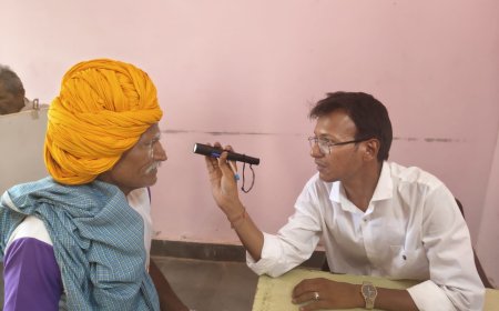 नैन सुख कार्यक्रम चला डीएम ने किया नवाचार, कैंप लगा आमजन के आंखों की जा रही स्क्रीनिंग