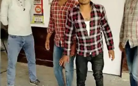 गिड़गिड़ाते हुए बोले गौतस्कर - बुरा काम है गौतस्करी, अब नहीं करेंगे