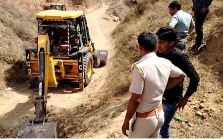 अवैध खनन रोकने का प्रयास जेसीबी से खाई खोदी