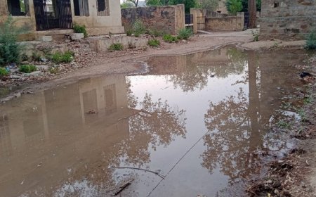 आमजन तरस रहा है पानी की बूंद बूंद को उधर राजगढ़ के जलदाय विभाग के सहायक अभियंता कार्यालय में तीन दिन से लीकेज होने के कारण बह रहा है लाखों लीटर अमूल्य पेयजल