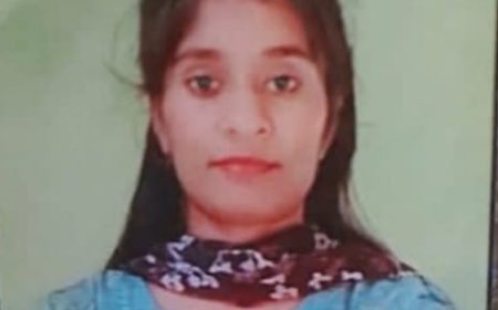 टोडरमल कॉलेज की पूर्व में अध्यनरत छात्रा को गोल्ड मेडल प्राप्त करने पर दी बधाई