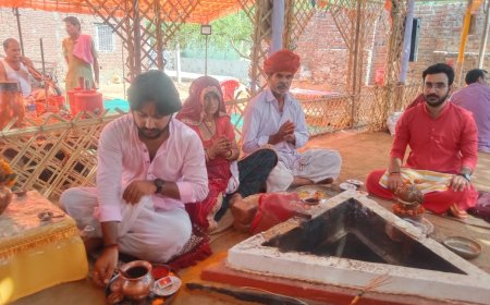 श्री राम महायज्ञ में यजमानों द्वारा दी जा रही है आहुतियां, चार धाम आश्रम में रघुनाथ जी महाराज के सानिध्य में चल रहा है श्री राम महायज्ञ