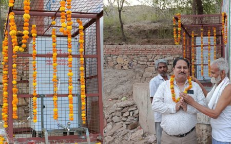 छाहारिन धाम के मुख्य दरवाजे पर पिता की स्मृति में लगाया वाटर कूलर