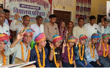 कक्षा 12 विज्ञान व कला वर्ग में टॉपर्स विद्यार्थियों का सम्मान समारोह आयोजित