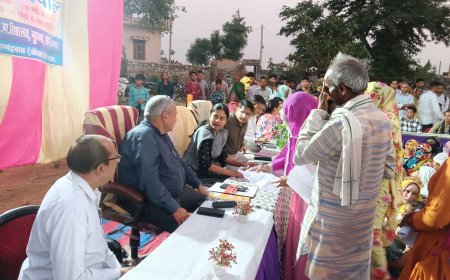 जिला कलेक्टर ने लगाई रात्रि चौपाल, ग्रामीणों की सुनी समस्या : ग्रामीणों को सौर ऊर्जा एवं जल संरक्षण के बारे में किया जागरूक