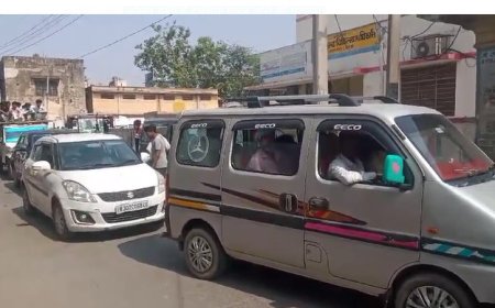 कस्बे में पार्किंग की व्यवस्था नहीं, जहां-तहां खड़े वाहनों से लगता है जाम