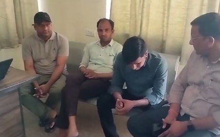 दो चिकित्साधिकारी एवं दलाल 25 हजार रुपये रिश्वत लेते रंगे हाथों गिरफ्तार