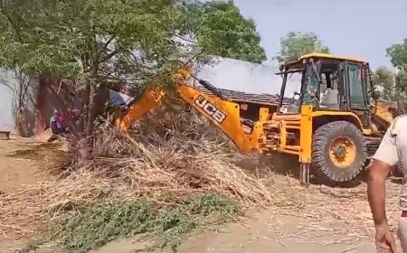 सरकारी स्कूल की भूमि पर अतिक्रमण: एसडीएम के निर्देश पर पुलिस की मौजूदगी में चला बुलडोजर
