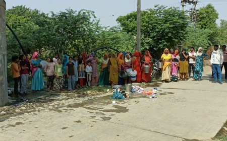 जल जीवन मिशन योजना के तहत  नहीं बनी पानी टंकी: दूर दराज से पानी लाने को मजबूर टीकरी गाँव की महिलाए