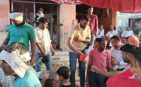 नौतपा की भारी गर्मी को देखते हुए लोगों को पिलाई ठंडाई