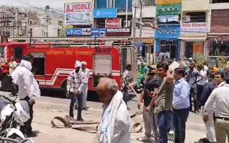 अलवर शहर के जय कॉम्पल्स मार्केट के सामने  रिहायशी इमारत में बने गोदाम में लगी आग