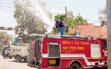 भीषण गर्मी से बचाव के लिए सड़कों पर पानी का छिड़काव