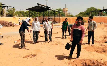 अन्तिम संस्कार करने गए शव यात्रियों ने वृक्षारोपण के लिए खोदे गड्ढे