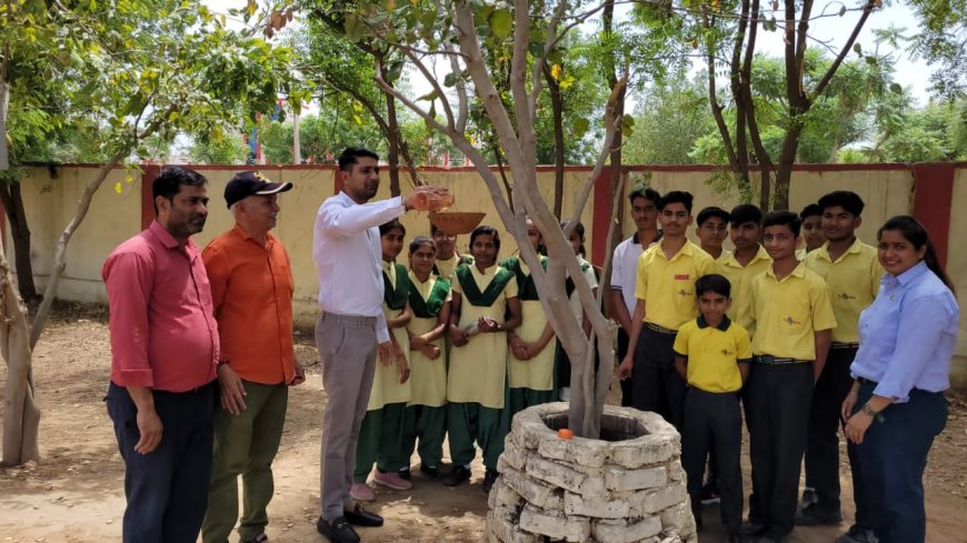 महुवा उपखंड अधिकारी कार्यालय परिसर में गर्मी में पक्षियों के लिए द बोहराज ग्लोबल स्कूल द्वारा परिंडे लगाए