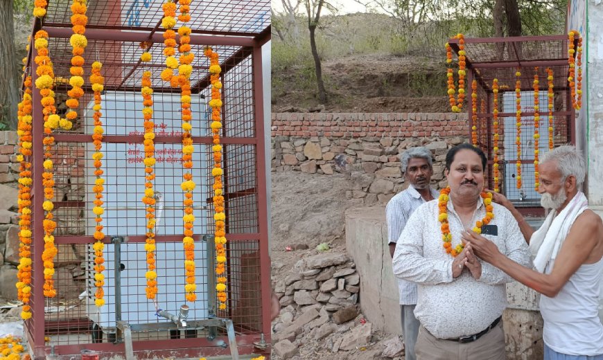 छाहारिन धाम के मुख्य दरवाजे पर पिता की स्मृति में लगाया वाटर कूलर