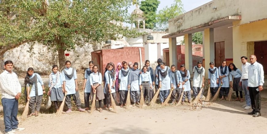 सकट में विधालय भवन का सौंदर्यकरण कर विद्यार्थीयों ने की सार्वजनिक स्थलों की साफ सफाई