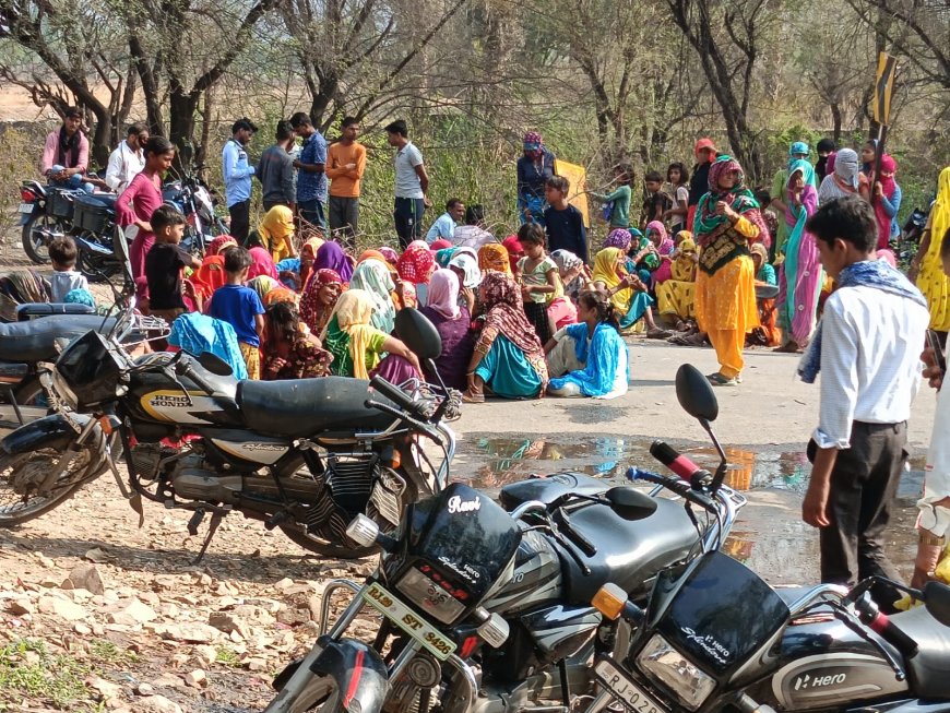 पेयजल आपूर्ति को ठीक करवाए जाने की मांग को लेकर महिलाओं ने लगाया जाम:जलदाय विभाग की घोर लापरवाही आ रही सामने