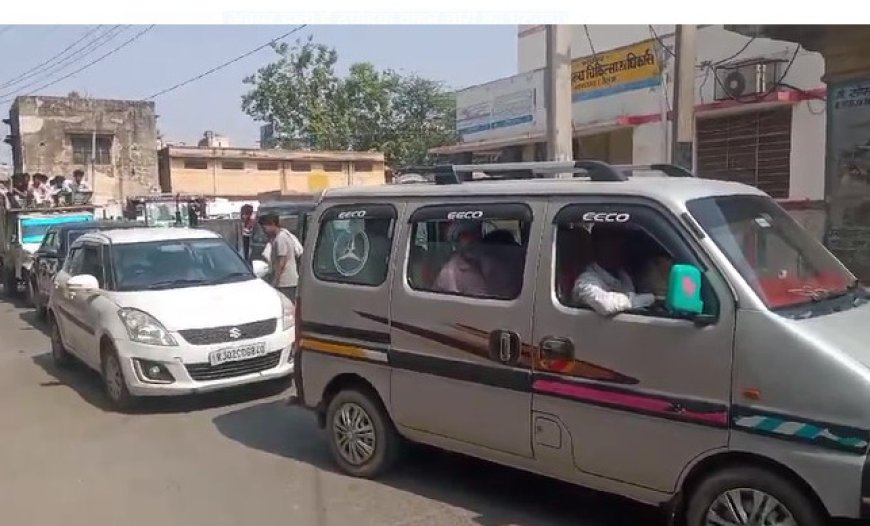 कस्बे में पार्किंग की व्यवस्था नहीं, जहां-तहां खड़े वाहनों से लगता है जाम