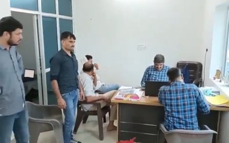 बहरोड़ थाना प्रभारी और उसका रीडर रिश्वत मे आईफोन लेते हुए ट्रेप