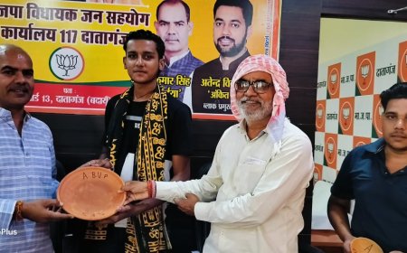 अखिल भारतीय विद्यार्थी परिषद नगर मंत्री ने पक्षी मित्र अभियान के तहत पक्षियों हित में दाना पानी के लिए सरकारी दफ़्तरो में बाटे सकोरे