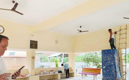 ओम मुक्ति धाम में पंखे भेंट किए