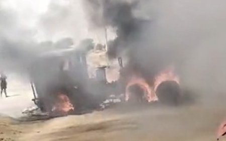 बजरी खाली करते समय हाईटेंशन लाइन की चपेट में आने डंपर में लगी आग