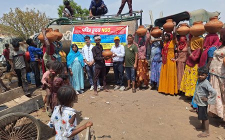 टैंकरों से अभावग्रस्त क्षेत्रों में किया जल एवं मटकों का वितरण