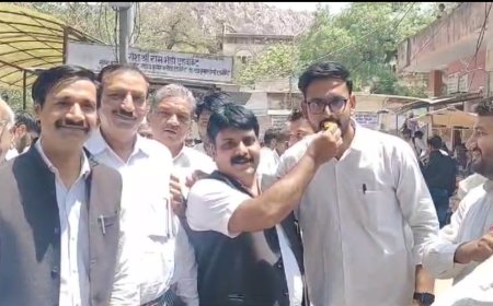 अलवर  में वकीलों ने भूपेन्द्र यादव को कैबिनेट मंत्री बनाने पर मिठाई बांट किया खुशी का इजहार