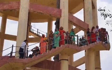 अलवर जिले में पेयजल समस्या गहराई: प्रशासन और जलदाय विभाग के अधिकारियों की लापरवाही: महिलाओं ने पानी की टंकी पर चढ़कर किया प्रदर्शन