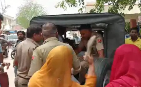 अस्पताल की लिफ्ट में महिलाओं से अश्लील हरकत: महिलाओं ने लातो और चप्पलों से पीटा